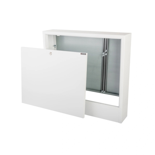 Otwarta szafka natynkowa instalacyjna w kolorze białym. Wnętrze szafki z widocznymi szynami montażowymi do instalacji rozdzielaczy grzewczych. Zdejmowane drzwiczki z zamkiem.