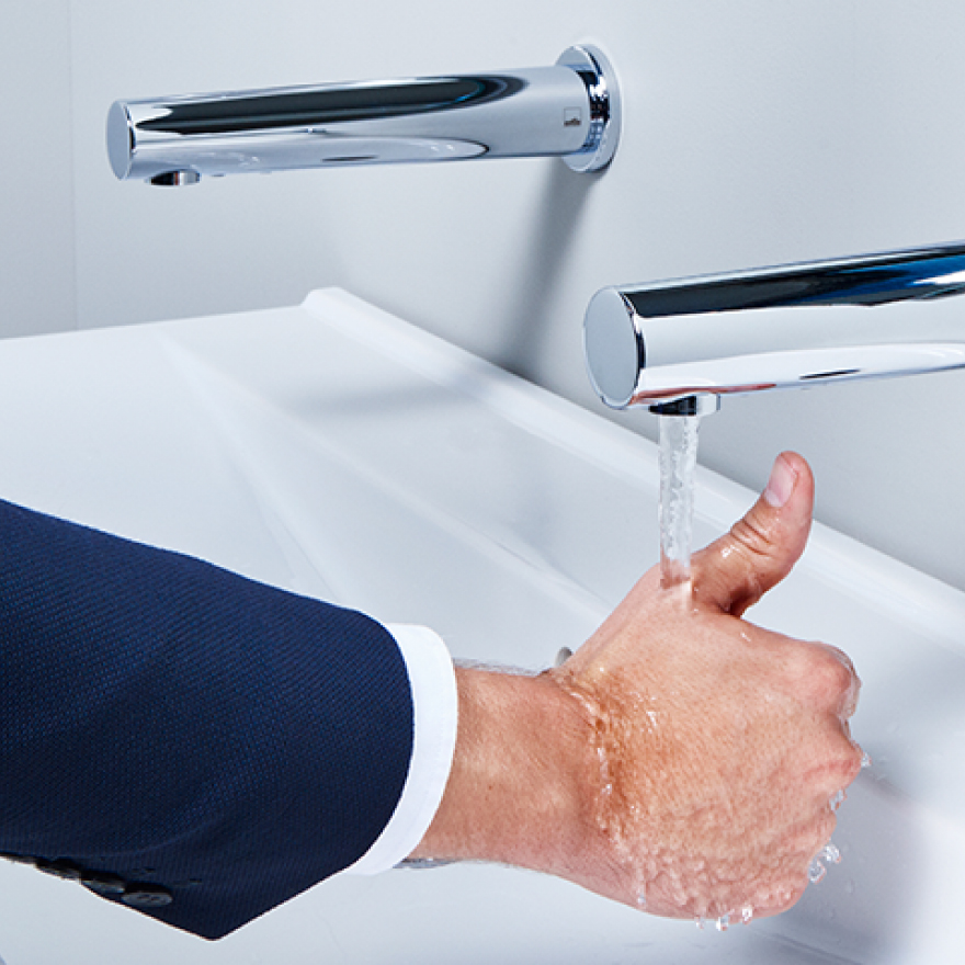 Bez dotyku, bez problemu czyli zalety korzystania z baterii bezdotykowych.